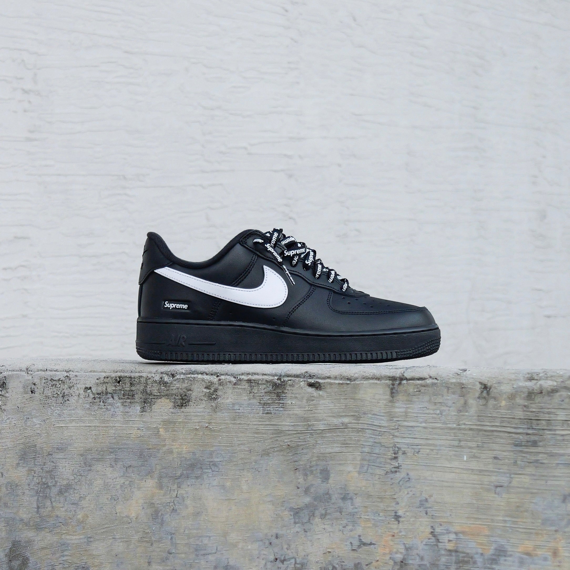 Supreme × Nike AirForce1 Low Black/White The Supreme x Nike Air Force 1 Low Black White Releases