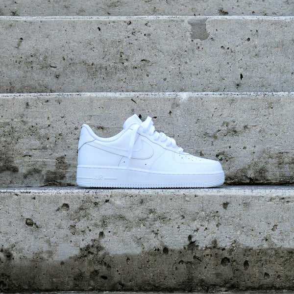 Nike Air Force 1 Low '07 ホワイト 28cm 新品 Nike Air Force 1 Low 07 (White) – SNEAKER TOWN