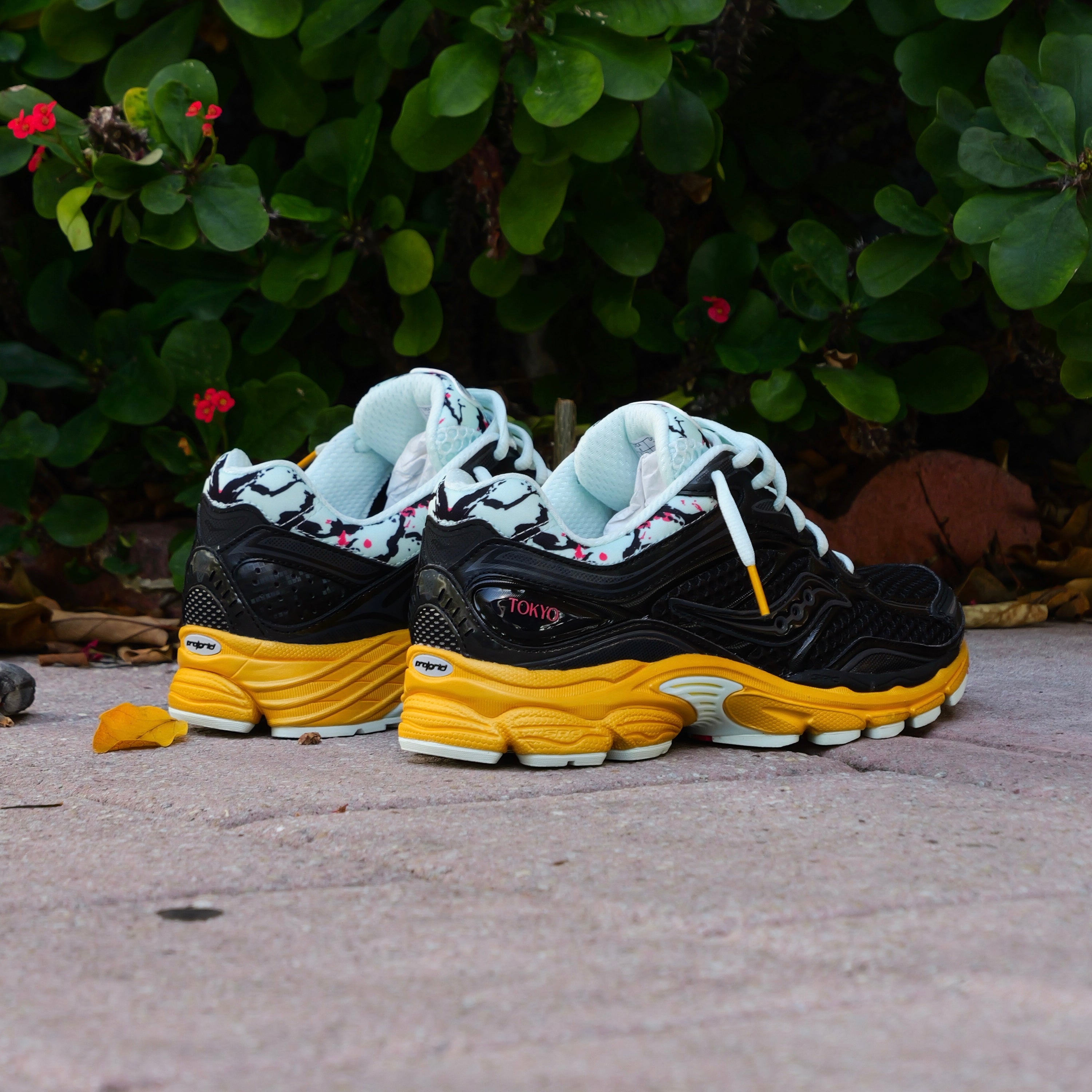 Mens Saucony ProGrid Omni 9 (Black Fleur)