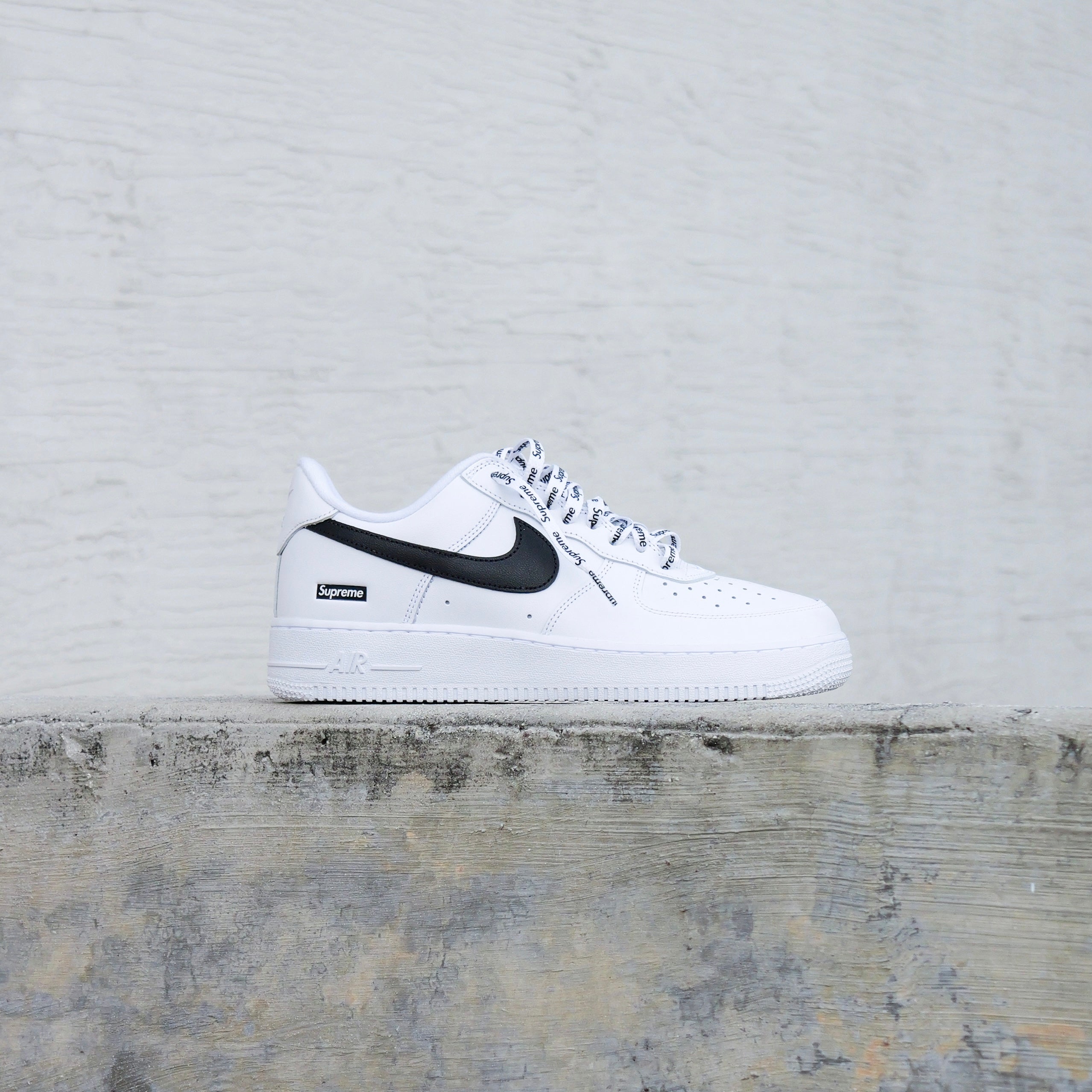 Supreme × Nike Air Force 1LowWhite/Black Supreme® x Nike Air Force 1 Low 